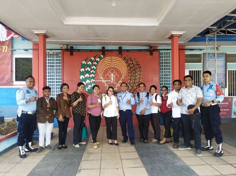 Foto Para Dosen dan Mahasiswa Tim PKM Bersama sejumlah Staf Lapas Kelas II A Kupang (Dok/Pribadi Prodi PPA)