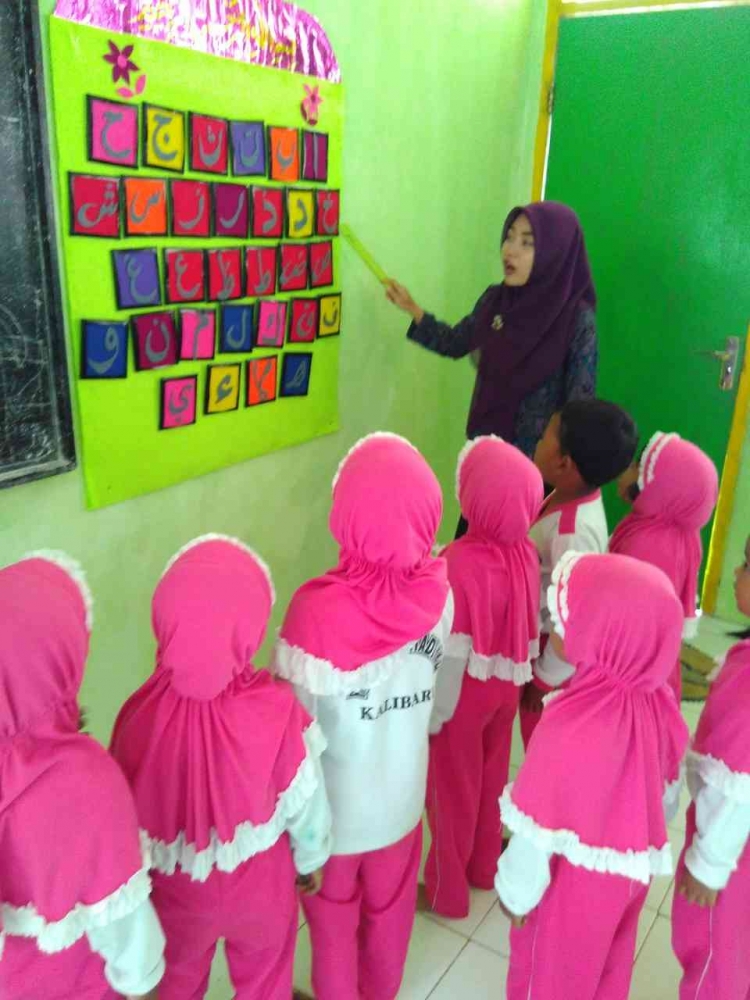 Pembelajaran membaca huruf Hijaiyah menggunakan media papan warna-warni (Dokpri)