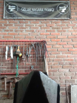 Sejumlah alat produksi pandai besi tergantung di sebuah rumah produksi, di Lembang Bandung Barat Jawa Barat (Dokpri)