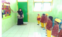 Guru memulai pembelajaran bernyanyi huruf Hijaiyah (Dokpri)