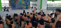 Guru Paramount School Palembang mengajar Kegiatan Pramuka.