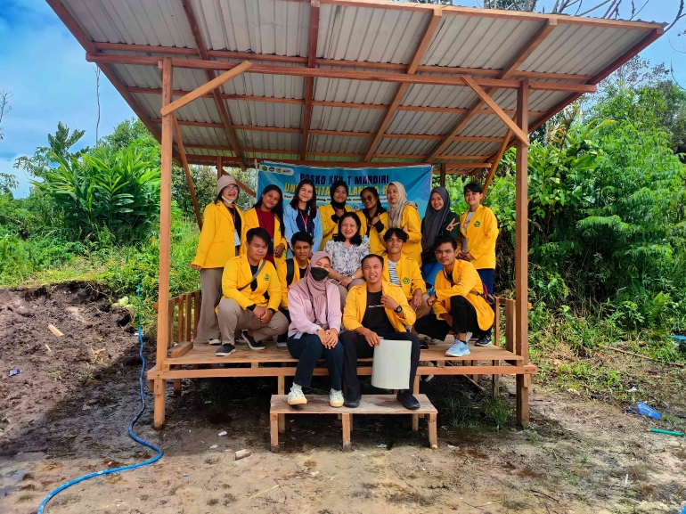 Foto : Mahasiswa KKN-T Kelompok 24 dan Dosen DPL di Desa Tumbang Lampahung, Kecamatan Kurun, Kabupaten Gunung Mas, saat bersesi foto di gazebo pondok baca. (dokpri)