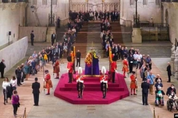 Warga Inggris memberikan penghormatan di sekitar peti mati Ratu Elizabeth II di Westminster Hall, London, 14 September 2022. (AP via VOA INDONESIA/KOMPAS)
