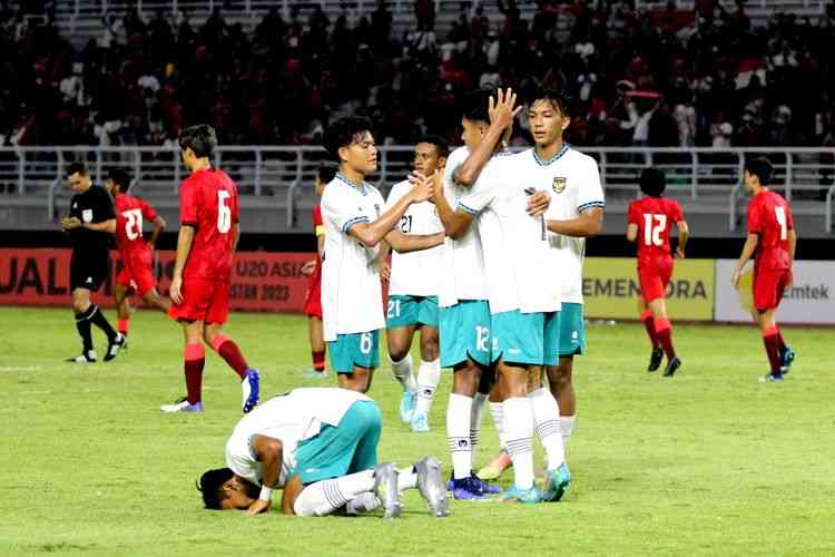 Pemain Timnas Indonesia selebrasi seusai menjebol gawang Hong Kong saat pertandingan Kualifikasi Piala Asia U20 2023 yang berakhir dengen skor 5-1 di Stadion Gelora Bung Tomo Surabaya, Jumat (16/9/2022) malam.(KOMPAS.com/SUCI RAHAYU)