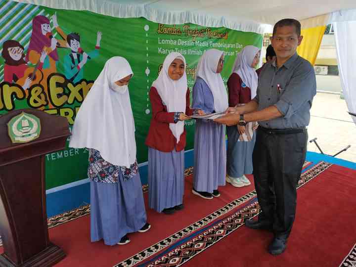Nurrizqiyah saat menerima Piagam penghargaan best speaker dari Dewan Juri lomba debat bahasa Inggris Gebyar dan Expo FTIK IAIN Ternate