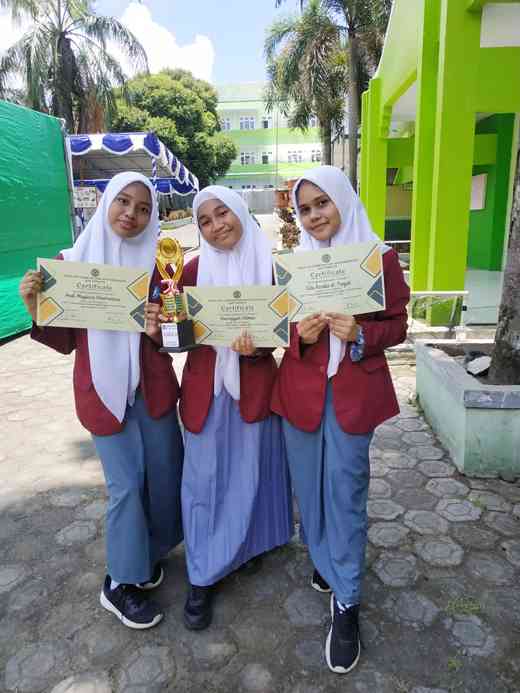 Pose bersama teman-temannya seusai menerima trofi dan piagam penghargaan juara III lomba debat bahasa Inggris di kampus IAIN Ternate