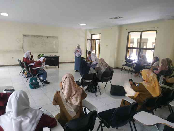 Suasana saat berlangsungnya lomba debat bahasa Inggris vs SMA Muhammadiyah kota Ternate pada babak penyisihan