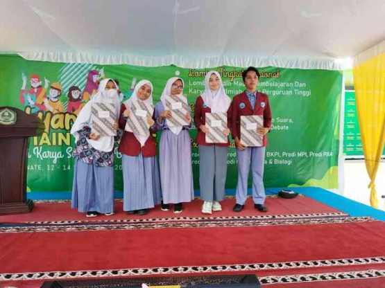 Siswa SMA Negeri 1 kota Ternate dominasi penghargaan individu pada lomba debat bahasa Inggris di kampus IAIN Ternate