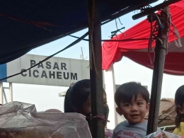 Pasar, menjadi tempat favorite elit melakukan blusukan. Seperti Pasar Cicaheum Bandung pernah jadi tempat Presiden Jokowi menyapa rakyatnya