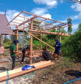 Foto : Pembangunan Gazebo Pondok Baca yang dilakukan oleh mahasiswa KKN-T UPR Kelompok 24 di Desa Tumbang Lampahung.  (dokpri)