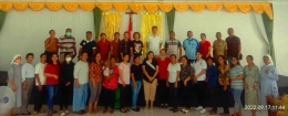 Foto bersama narsum, para guru dan orangtua siswa TKK Canossa setelah kegiatan Parenting Education. Dok Sr. Selly