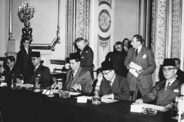Konferensi Federation of Malaya Constitutional di London tahun London, 1956 yang menandai diberikannya kemerdekaan Malaysia pada tahun 1957. Poto: http://what-when-how.com