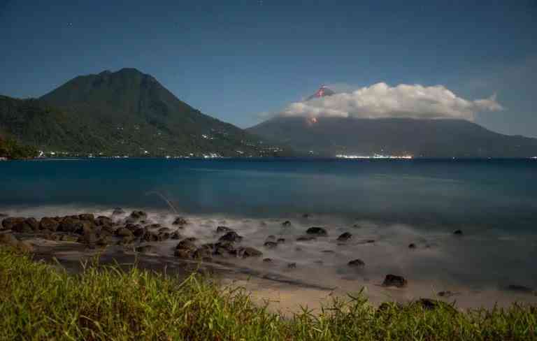  Pemandangan gunung berapi Karangetang dari jauh - Foto: Martin Rietze via indojunkie.com