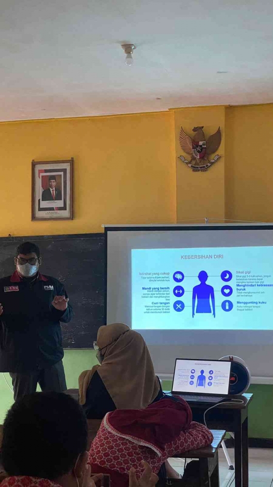 Tim Pengabdian  Masyarakat oleh Mahasiswa (PMM) kelompok 86, gelombang 9 Universitas Muhammadiyah Malang (UMM) memberikan materi mengenai Pola Hidup Bersih dan Sehat (PHBS)/dokpri