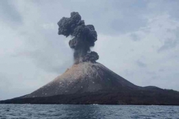 Gunung Vulkanik Krakatau di Indonesia – Foto: Martin Rietze via indojunkie.com