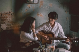 Foto oleh Mnn Quang: https://www.pexels.com/id-id/foto/pria-bermain-gitar-dengan-gadis-3450887/ 