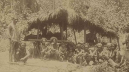Suku Mang-ee yang berada di hulu Wai Miha, sumber Foto koleksi catatan Belanda. 