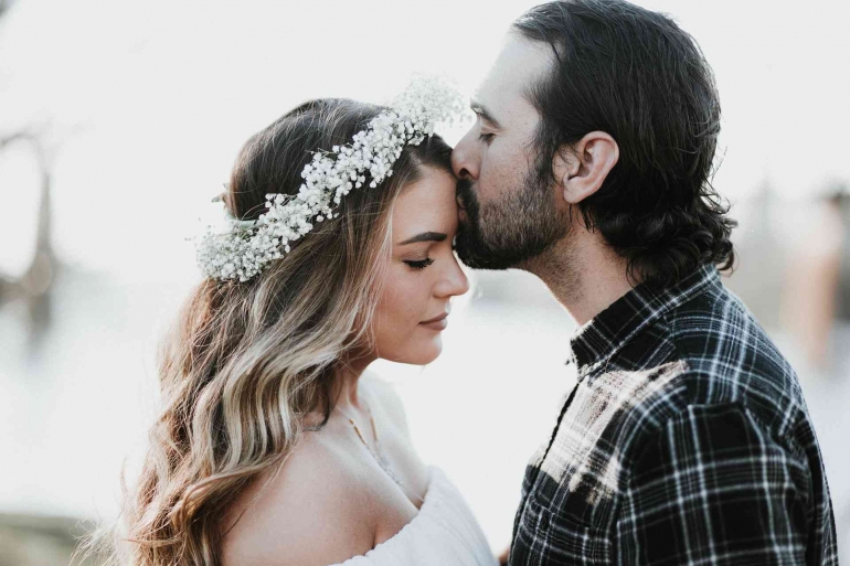 Suami mencium kening istrinya (pixabay.com)