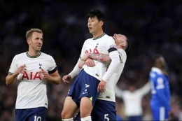 Son Heung-min mendapat sambutan antusias dari rekan setim usai mencetak gol ke gawang Leicester City: AFP/ISABEL INFANTES via Kompas.com