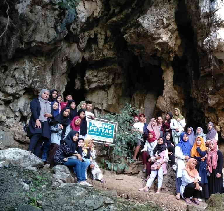 Leang (Gua) PettaE, satu di antara dua gua di kawasan Taman Prasejarah Leang-Leang. Sumber Foto: Pribadi