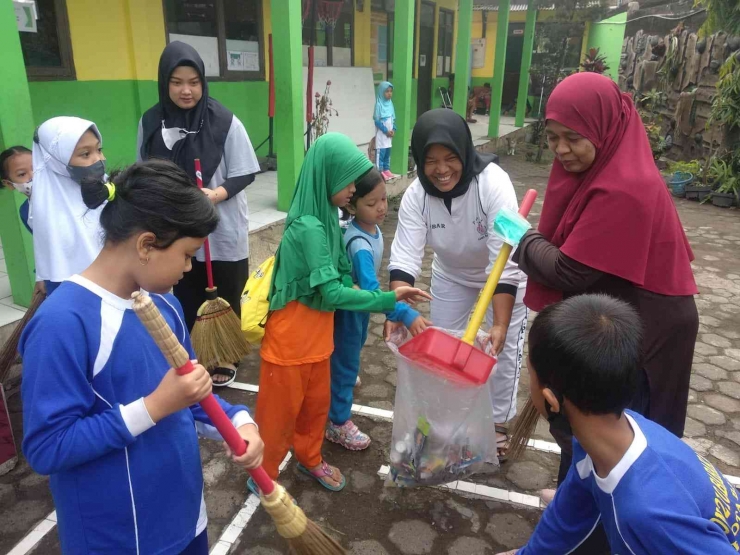 Dokpri. Guru dan murid bergotong royong membersihkan halaman sekolah