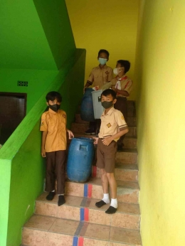Dokpri. Murid-murid sedang membersihkan tangga yang menuju kelas yang berada di lantai 2