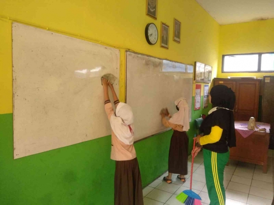 Dokpri. Guru dan Murid membersihkan  papan tulis dan ruang kelas