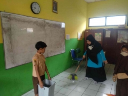 Dokpri. Guru dan Murid sedang membersihkan ruang kelas 