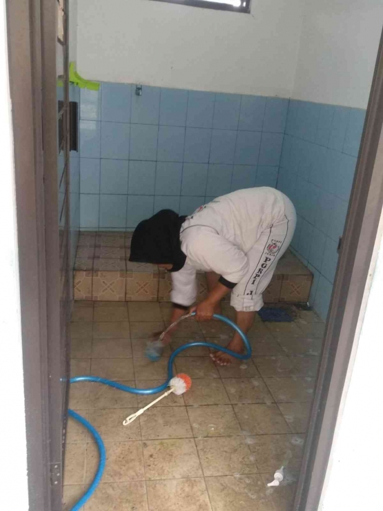 Dokpri. Bude Wiwit lagi membersihkan kamar mandi murid