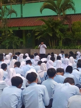 Menumbuhkan Peningkatan Imtaq melalui Pembiasaan Jum'at Bertajuk 