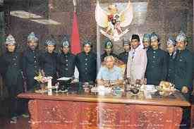 Kapten Gita (sisi kanan Pak Harto) bersama awak Pinisi Nusantara diterima di Istana Negara. Sumber: oceanografi.go.id
