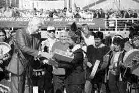 Kapten Gita mewakili awak Pinisi Nusantara menerima penghargaan di Vancouver Expo 86.