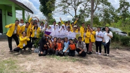 Mahasiswa/i KKN-T Mandiri Bersama Siswa/i Kelompok 39 dan Guru di Kebun Raya Sampit
