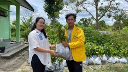Mahasiswa/i KKN-T Mandiri Bersama Siswa/i Kelompok 39 dan Guru di Kebun Raya Sampit