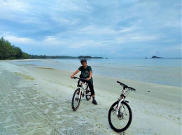 Sepeda milik hotel di Lagoi Bay Bintan bisa kami pinjam untuk gowes di tepi laut dan danau. Dokumen pribadi