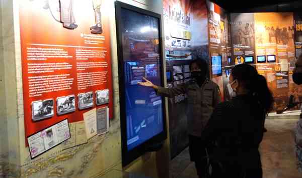 Panel informasi Museum Polri, ada panel dinding dan ada layar sentuh (Dokpri)