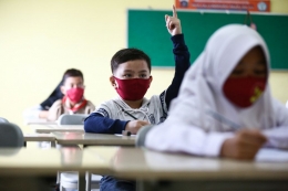 Para calon siswa sekolah dasar mengikuti tes seleksi masuk di SD Negeri 03 Petukangan Selatan, Jakarta Selatan, Rabu (15/7/2020) (KOMPAS/PRIYOMBODO)