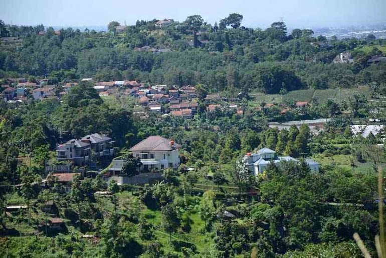 Pembangunan di Kawasan Bandung Utara (KBU) yang merupakan kawasan lindung. Sumber: Edi Yusuf @republika.co.id