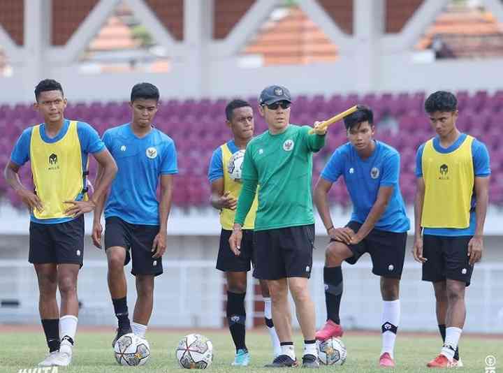 Pelatih Timnas Indonesia, Shin Tae-yong menyiapkan timnya jelang menghadapi Vietnam di Kualifikasi Piala Asia U-20/ Instagram @pssi