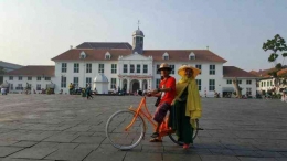Boncengan sepeda jadul berdua di Kota Tua Jakarta sejenak santai hilangkan penat. Dokumen pribadi