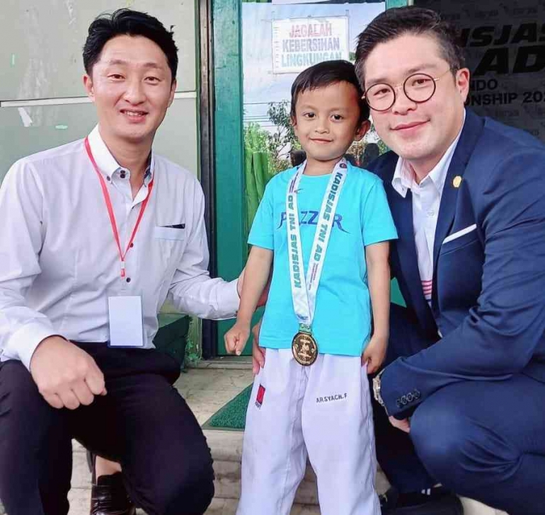 Arsyach Putra Febrian dengan Tim Kukkiwon di Kadisjas Championship 2022 (dokumen pribadi)