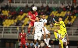 Duel udara pemain timnas U-20 Indonesia saat menundukkan Timorleste 4 - 0. (sumber: sindonews.com)