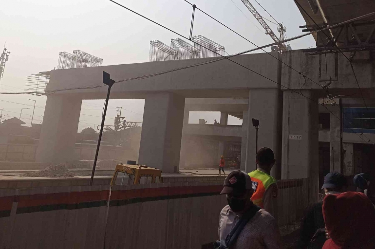 Debu proyek beterbangan di Stasiun Manggarai, Senin, 19/09/2022 pagi (foto by widikurniawan)