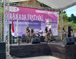 Tarian sambutan dan pembukaan Granada Festival 2.2 (Dok.Pri. Siska Artati)