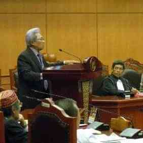 Sesekali bersidang di pengadilan. Kenangan sidang di MK dengan saksi ahli alm Adnan Buyung Nasution (foto dok Nur Terbit)