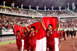 Pemain Timnas Indonesia Ginanjar Wahyu Ramadhani selebrasi ke penonton seusai pertandingan Kualifikasi Piala Asia U20 2023 melawan Vietnam yang berakhir dengan skor 3-2 di Stadion Gelora Bung Tomo Surabaya, Minggu (18/9/2022) malam.(KOMPAS.com/SUCI RAHAYU)