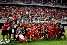 Pemain Timnas Indonesia foto bersama penonton seusai pertandingan Kualifikasi Piala Asia U20 2023 melawan Vietnam yang berakhir dengan skor 3-2 di Stadion Gelora Bung Tomo Surabaya, Minggu (18/9/2022) malam.(KOMPAS.com/SUCI RAHAYU)