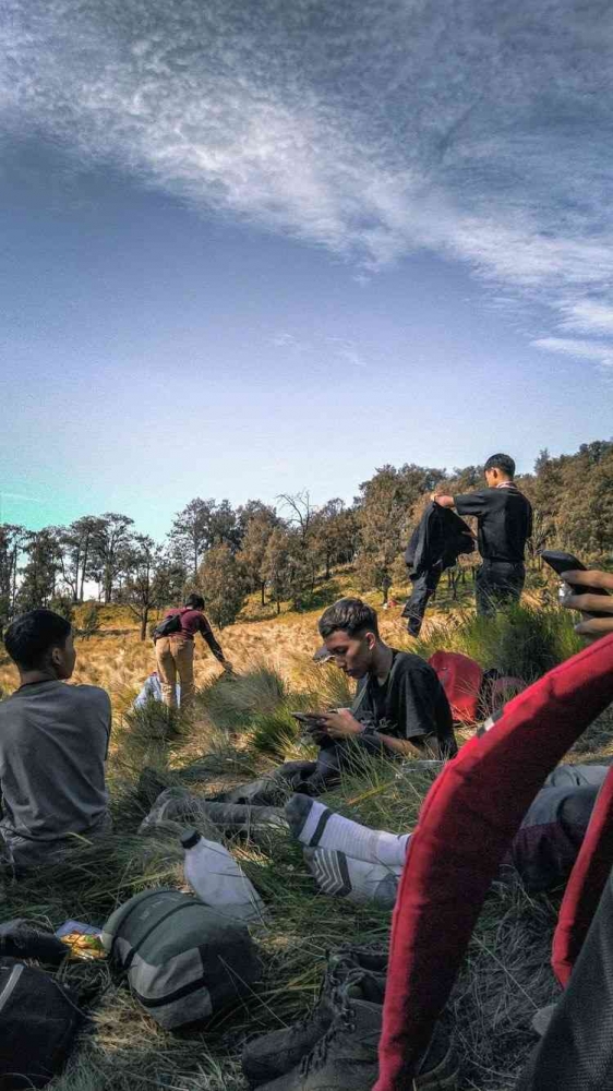 kondisi sedang istirahat dengan beberapa pendaki yang ku temui disana