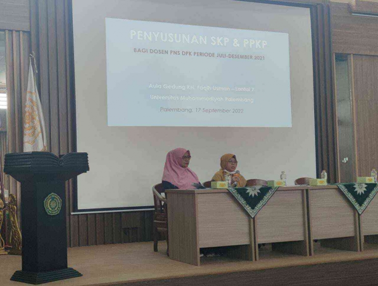 Prof. Dr. Hj. Fatimah, S.E., M.Si. saat memberikan sambutan mewakili Rektor UM Palembang (Dokpri)