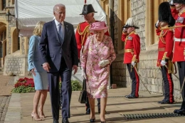 Presiden Biden bersama Ratu Elizabeth II di Kastil Windsor di Windsor, Inggris pada Juni 2021. (Kredit Foto: Andrew Testa/NYT)